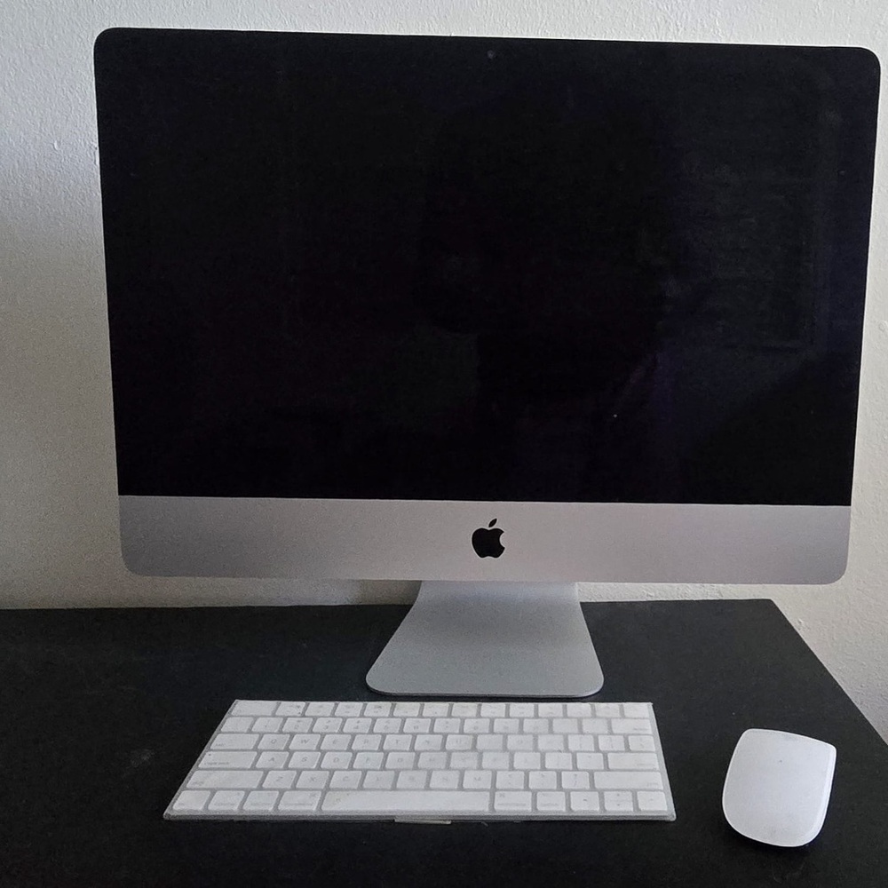 Apple Silver iMac with Wireless Keyboard and Mouse
